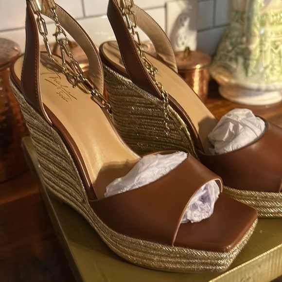 Thalia Sodi Shoes - Size 9 NIB brown shoes. Platform sandal. Gold accents.